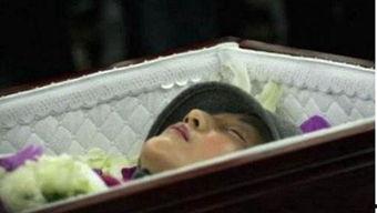 明星死亡 碰到鱼缸,悲剧瞬间见证永恒