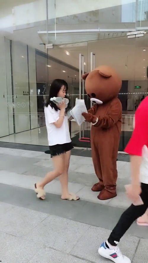 网红珊珊街头,时尚与个性的完美融合