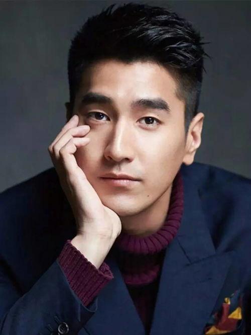 颧骨高凸出的男明星,揭秘颧骨高凸的男明星风采