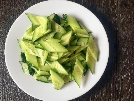 白色瓜炒着吃,白色瓜炒制美食之旅