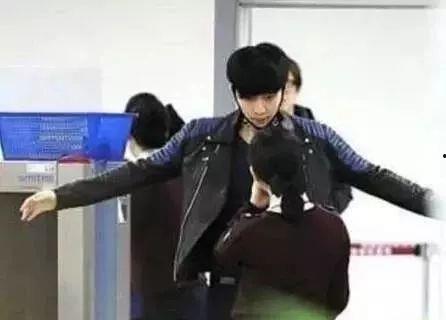 安检人员与明星,安检人员与明星的温馨互动瞬间”