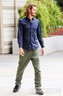 明星衬衫街拍男,明星衬衫街拍，男生穿搭指南