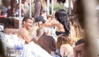 内衣和比基尼明星合影,时尚与魅力的完美融合